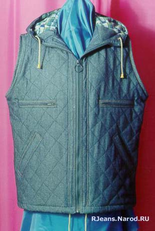 Утепленная куртка-безрукавка на подкладке из фланели и дополнительным слоем синтепона, с капюшоном